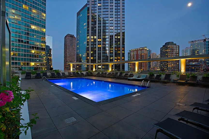 living room with couches at The Streeter in Streeterville