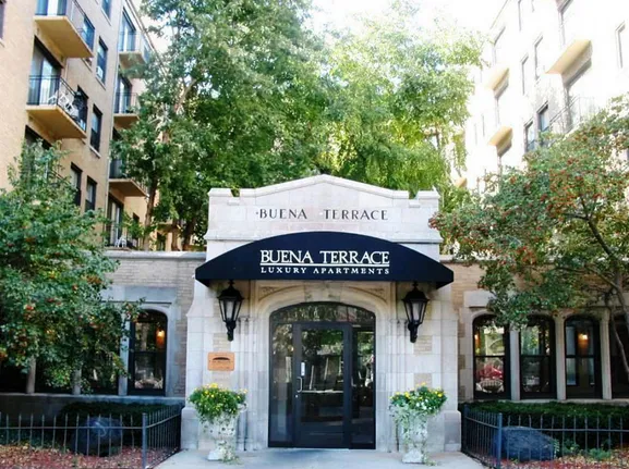 entry to courtyard at Buena Terrace Apartments in Uptown Chicago