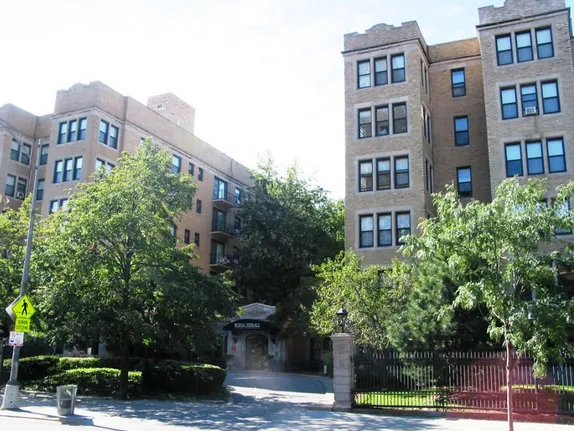 entry to courtyard at Buena Terrace Apartments in Uptown Chicago