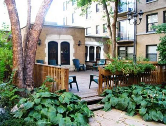 entry to courtyard at Buena Terrace Apartments in Uptown Chicago