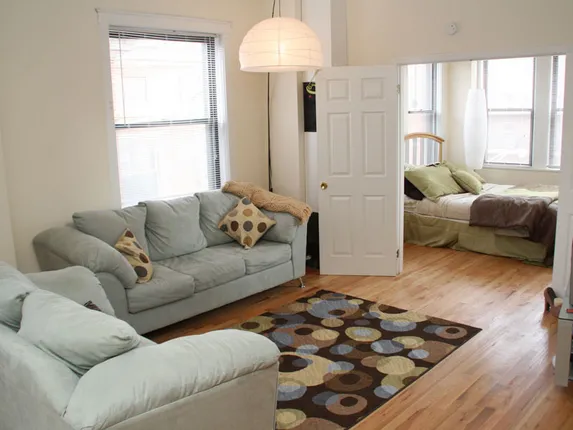 entry to courtyard at Buena Terrace Apartments in Uptown Chicago