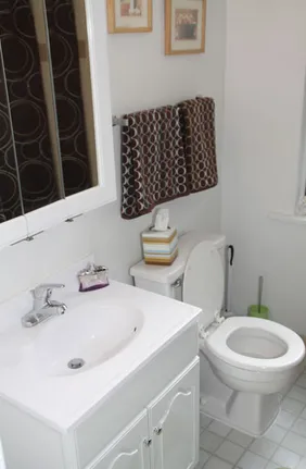 entry to courtyard at Buena Terrace Apartments in Uptown Chicago