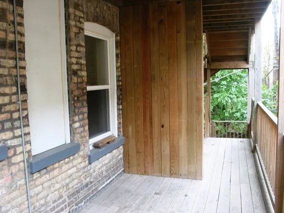 front entrance at Barry Court Apartments at 722-26 West Barry Ave.