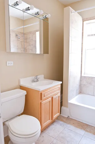 landscaped courtyard of 1509 Hinman Apartments in Evanston Illinois