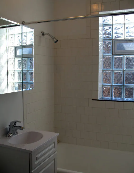 courtyard with trees, bushes and dark brick building at 921-929 W Oakdale