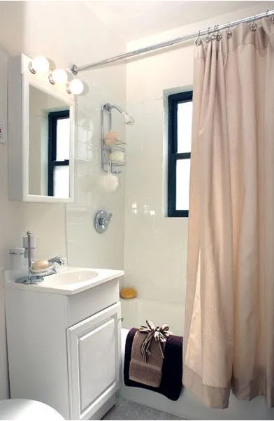 front yard and loggy of Plaisance Apartments inWoodlawn Chicago