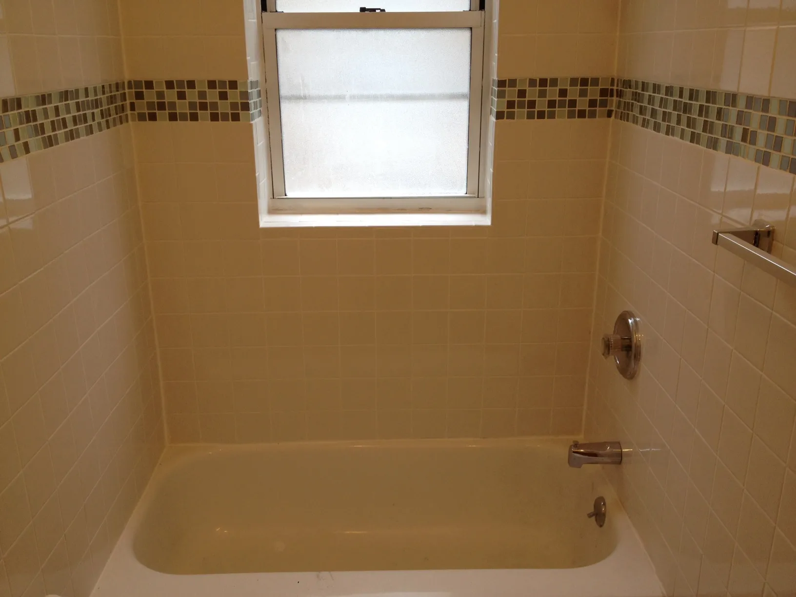 Bath tub enclosure