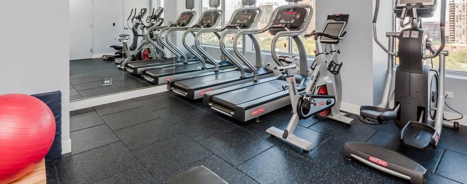 dining room at Roosevelt Collection Lofts in the South Loop