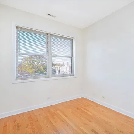 exterior front of 1500 North damen Apartments in Wicker Park Chicago