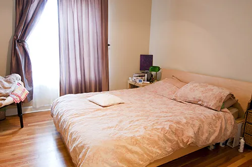 red brick exterior of the the streetside of 2247 Ridge Apartments