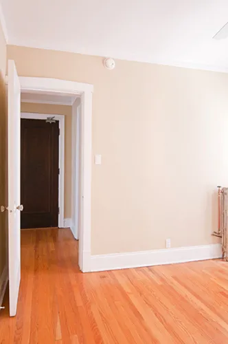 landscaped courtyard of 1509 Hinman Apartments in Evanston Illinois