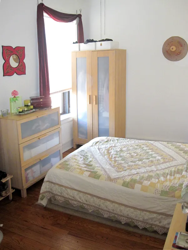 red brick exterior of 4615-4633 North Damen Apartments