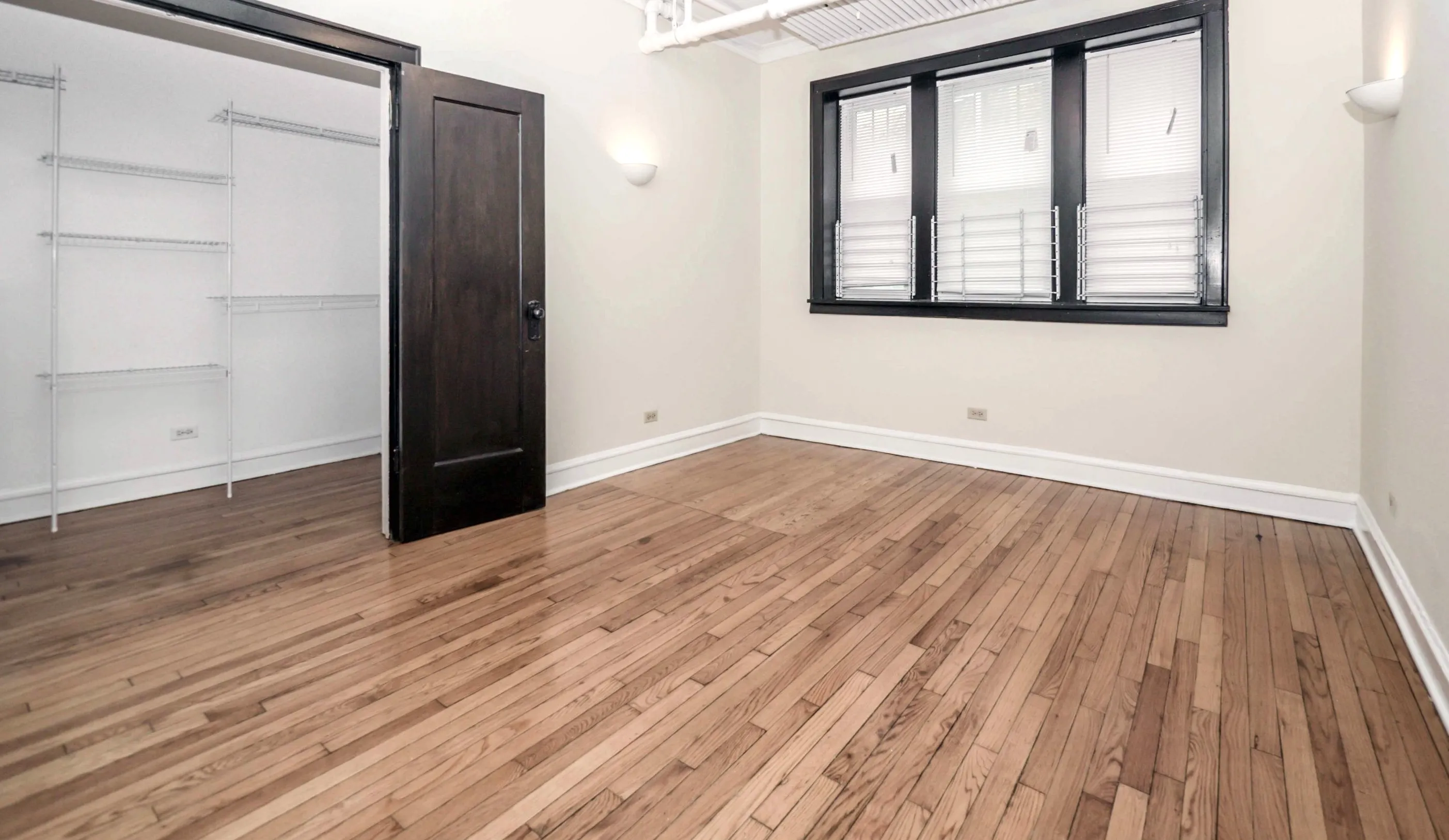 living roommat Berteau Manor Apartments in Ravenswood, Chicago