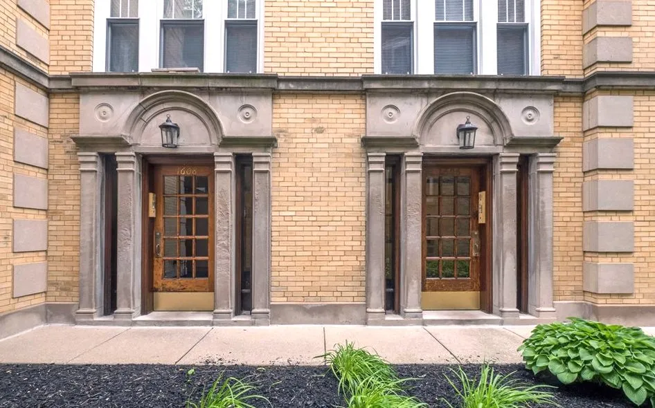 exterior of Berteau Manor Apartments in Ravenswood, Chicago
