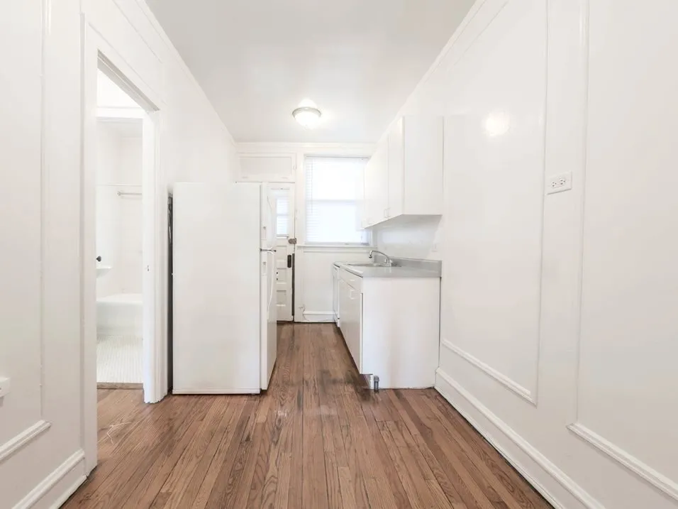 Berteau Manor Apartments in Ravenswood, Chicago