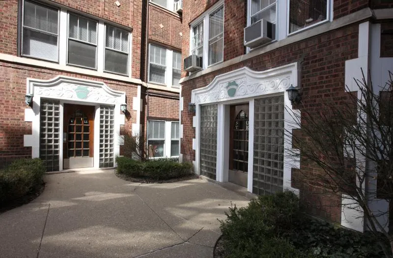 living room at 7665-7703 N Sheridan Apartments in chicago