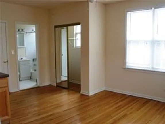 lush entry courtyard at Dakin Court Apartments in Lakeview Chicago