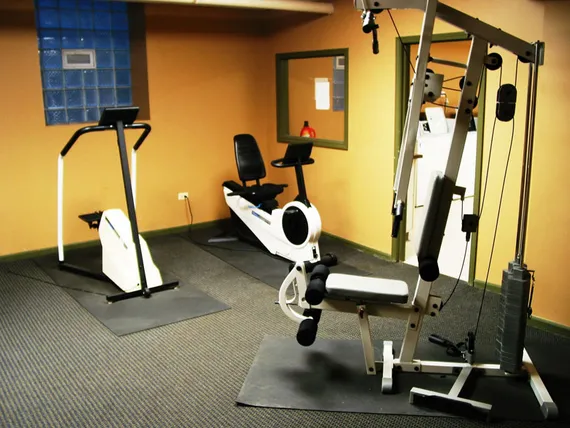 lush entry courtyard at Dakin Court Apartments in Lakeview Chicago