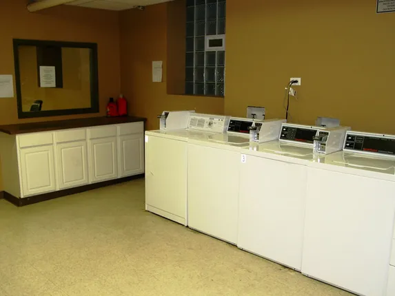 lush entry courtyard at Dakin Court Apartments in Lakeview Chicago