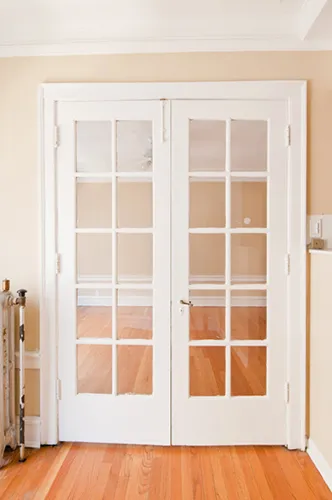 landscaped courtyard of 1509 Hinman Apartments in Evanston Illinois