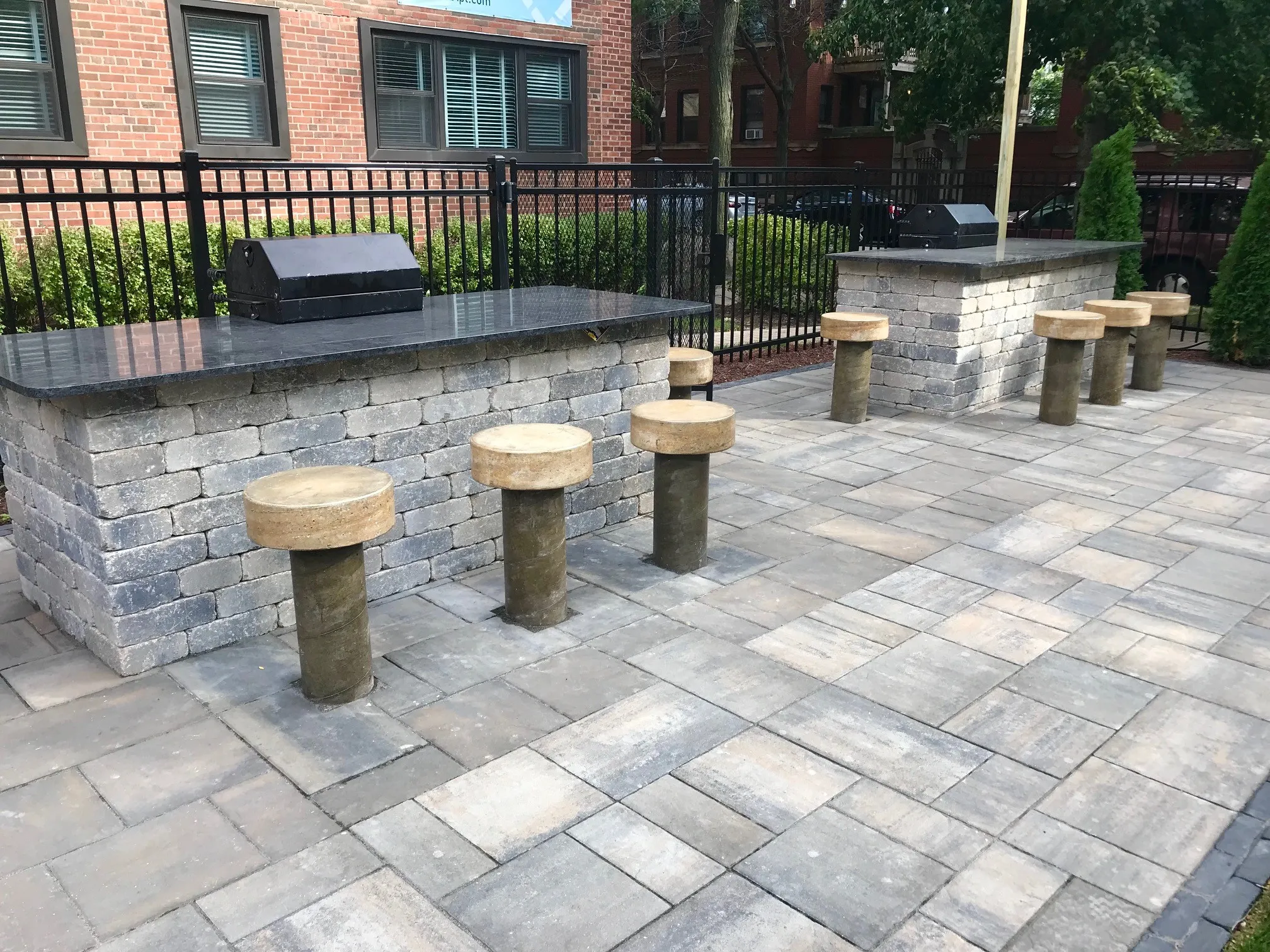 exterior view of 5550 S Dorchester Apartments in Hyde Park Chicago