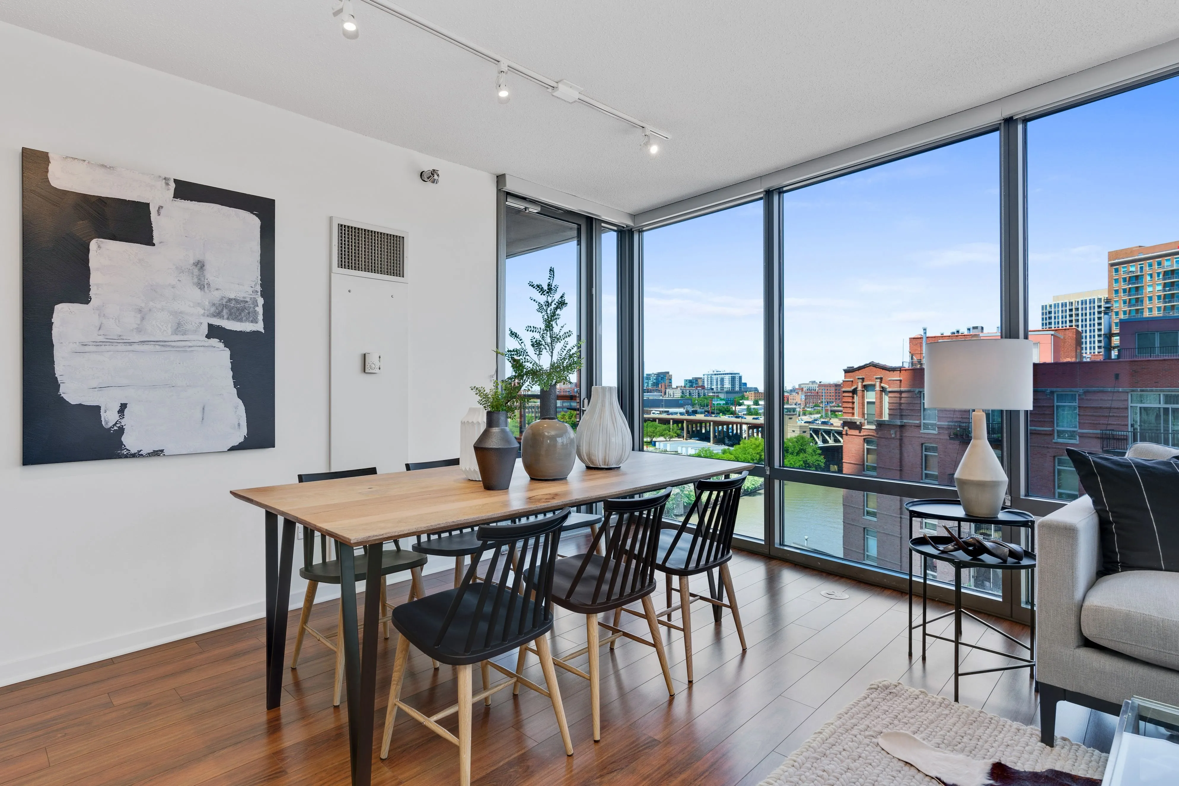 dining room at Kingsbury Plaza Apartments in Chicago