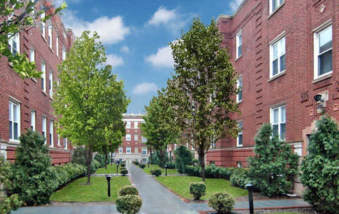 courtyard at 4721 South Ellis Apartments in Hyde Park Chicago