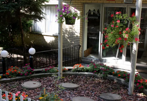 garden and entry lobby at Fountainbleu-Cambridge Apartments in Lakeview