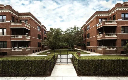 perfectly manicured landscaped courtyard at 2516 North Kedzie Apartments