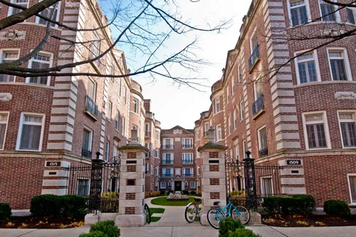 landscaped courtyard of 1509 Hinman Apartments in Evanston Illinois