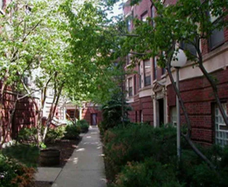 lush green entry countyard at Kenmore Courts Apartments