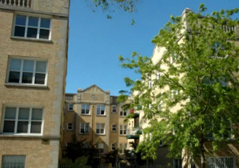 lush entry courtyard at Dakin Court Apartments in Lakeview Chicago