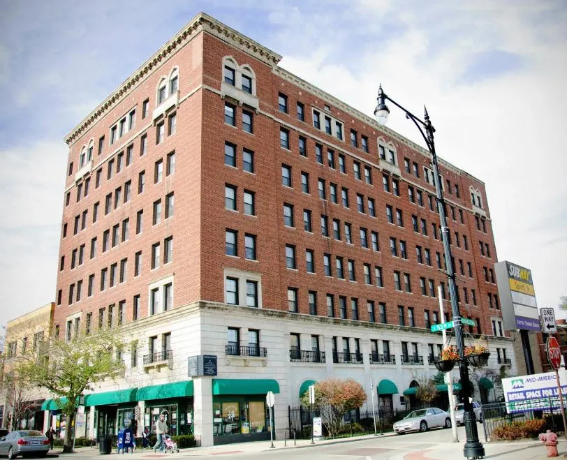 exterior of The Versailles Apartments in Hyde Park Chicago