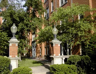 exterior entry courtyard of 4501 North Greenview Apartments