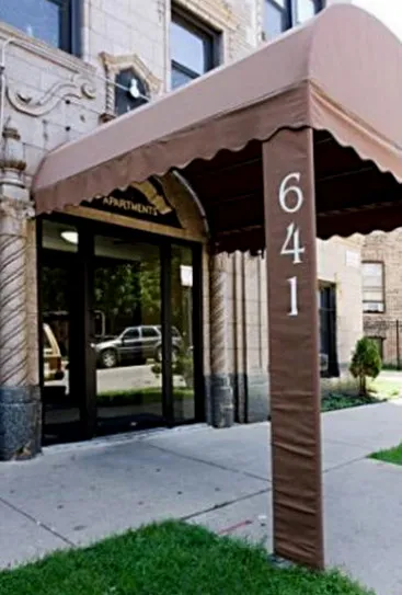 looking up at the outisde of 641 West Aldine Apartments