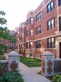 landscaped courtyard of 1509 Hinman Apartments in Evanston Illinois