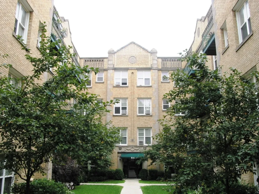 lush entry courtyard at Dakin Court Apartments in Lakeview Chicago
