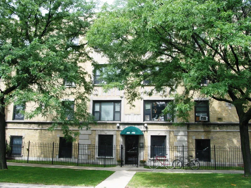 exterior entrance of Wilson Court Apartments in Ravenswood Chicago