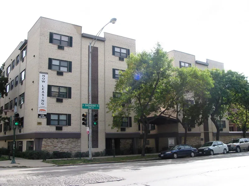 lush entry courtyard at Dakin Court Apartments in Lakeview Chicago