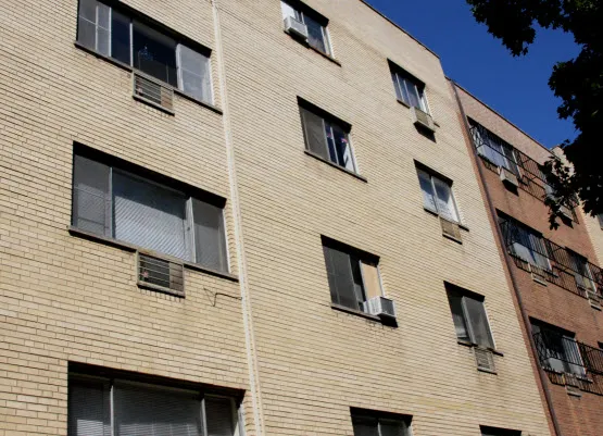 garden and entry lobby at Fountainbleu-Cambridge Apartments in Lakeview