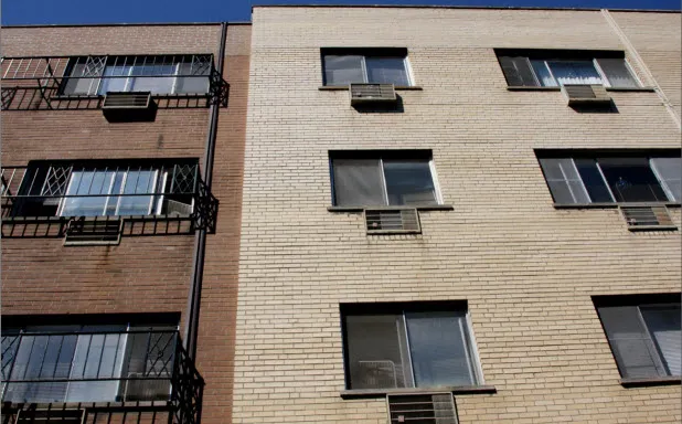 garden and entry lobby at Fountainbleu-Cambridge Apartments in Lakeview
