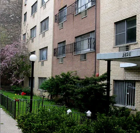 garden and entry lobby at Fountainbleu-Cambridge Apartments in Lakeview