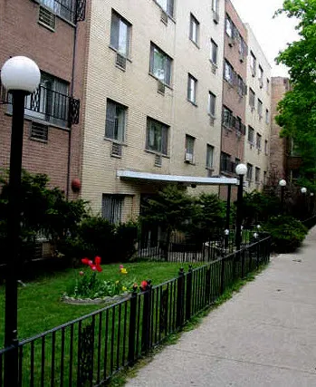 garden and entry lobby at Fountainbleu-Cambridge Apartments in Lakeview
