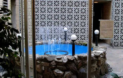 garden and entry lobby at Fountainbleu-Cambridge Apartments in Lakeview