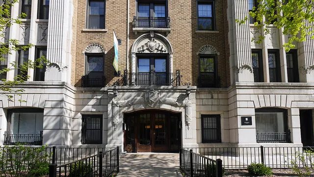 660 West Barry Apartments