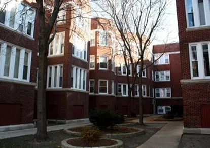 exterior of 6565 N Lakewood Apartments in Rogers Park Chicago