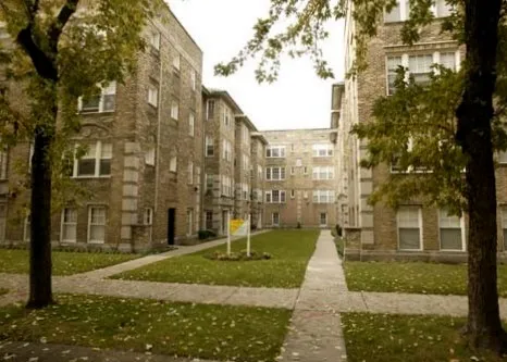 exterior courtyard of 7516-24 N Seeley Apartments in Rogers Park Chicago