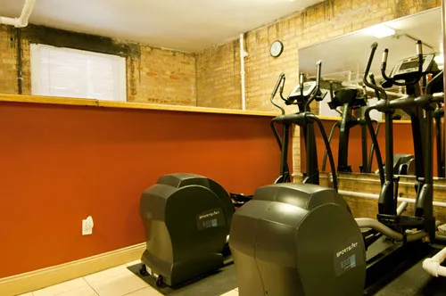 courtyard  and red brick facade of 2121 Ridge Apartments