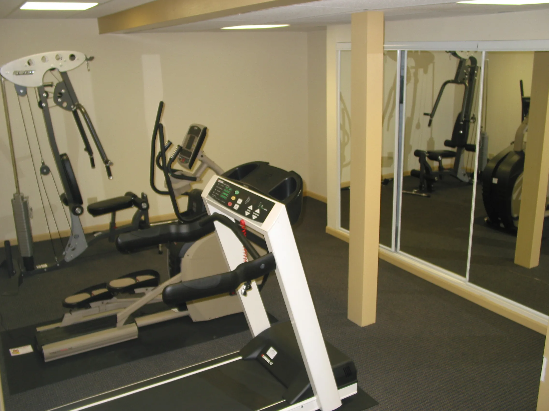 exterior entrance of Wilson Court Apartments in Ravenswood Chicago