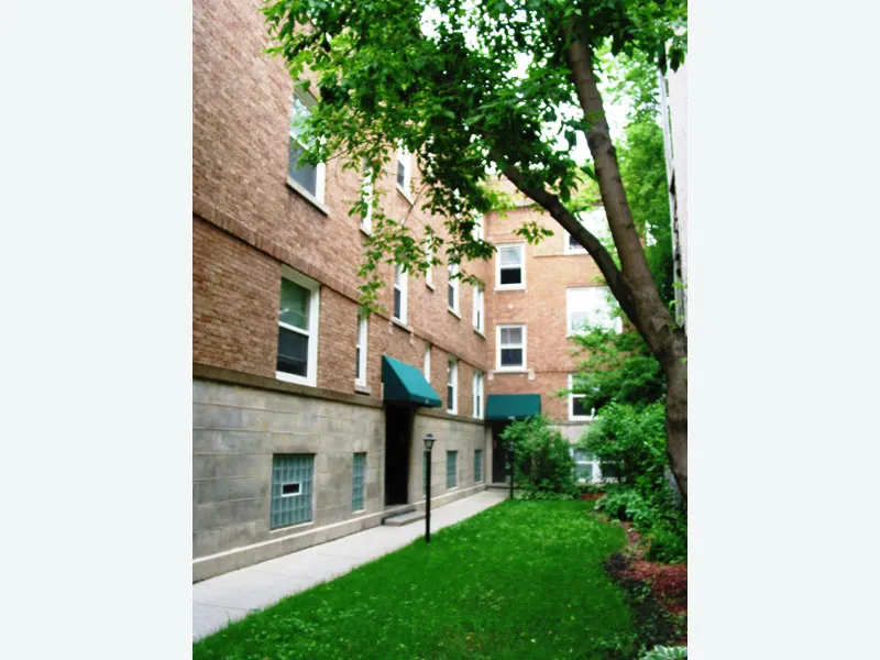 front entrance at Barry Court Apartments at 722-26 West Barry Ave.
